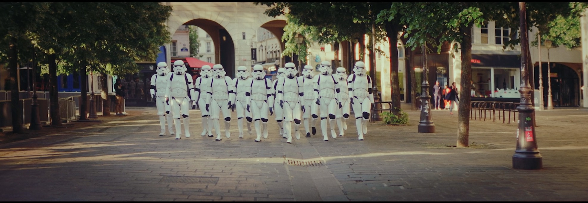Stormtroopers défilent dans la rue