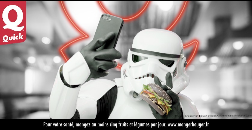 Stormtrooper faisant un selfie avec un burger